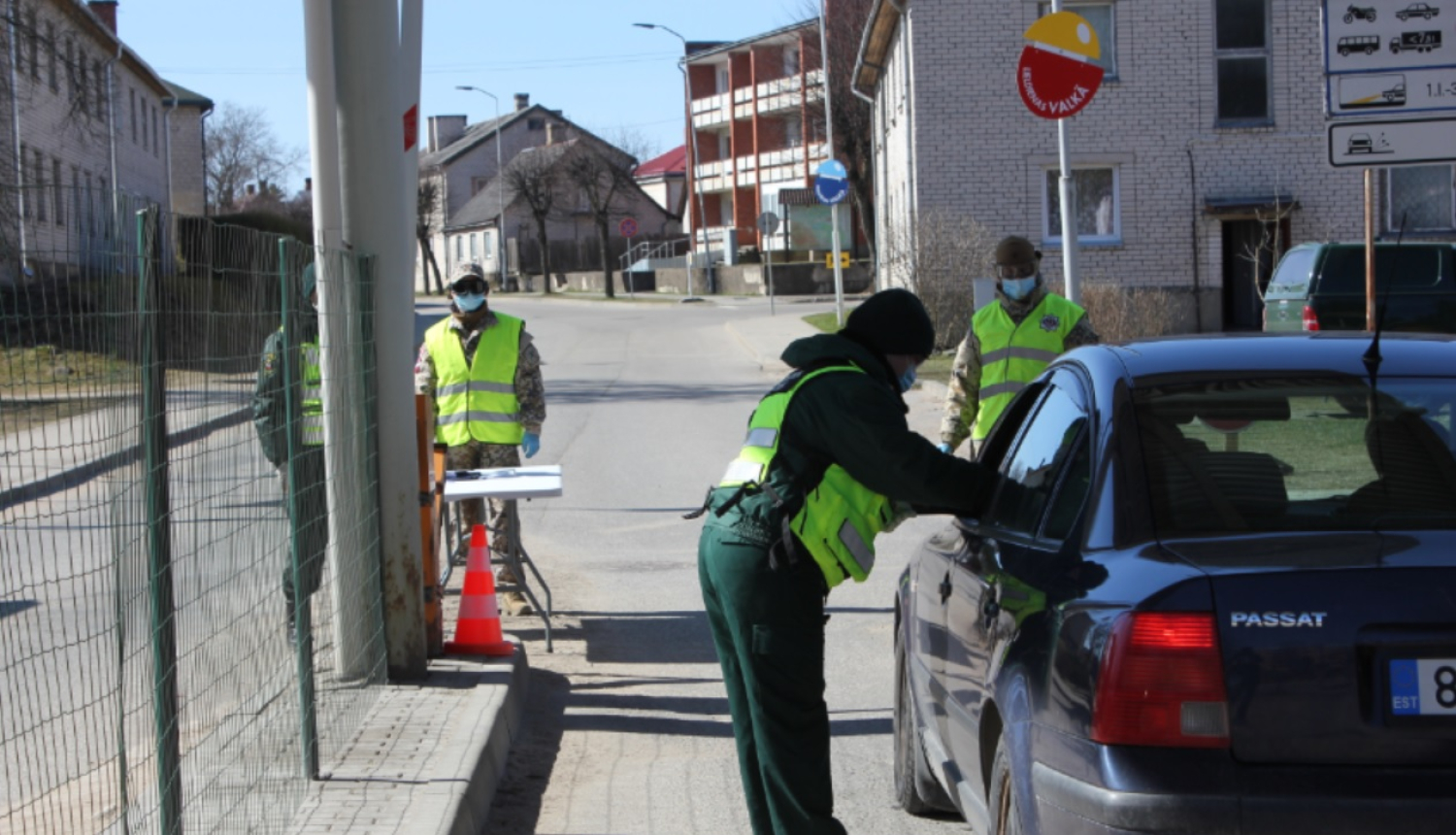 FOTO: Robežsargi veic imigrācijas kontroli