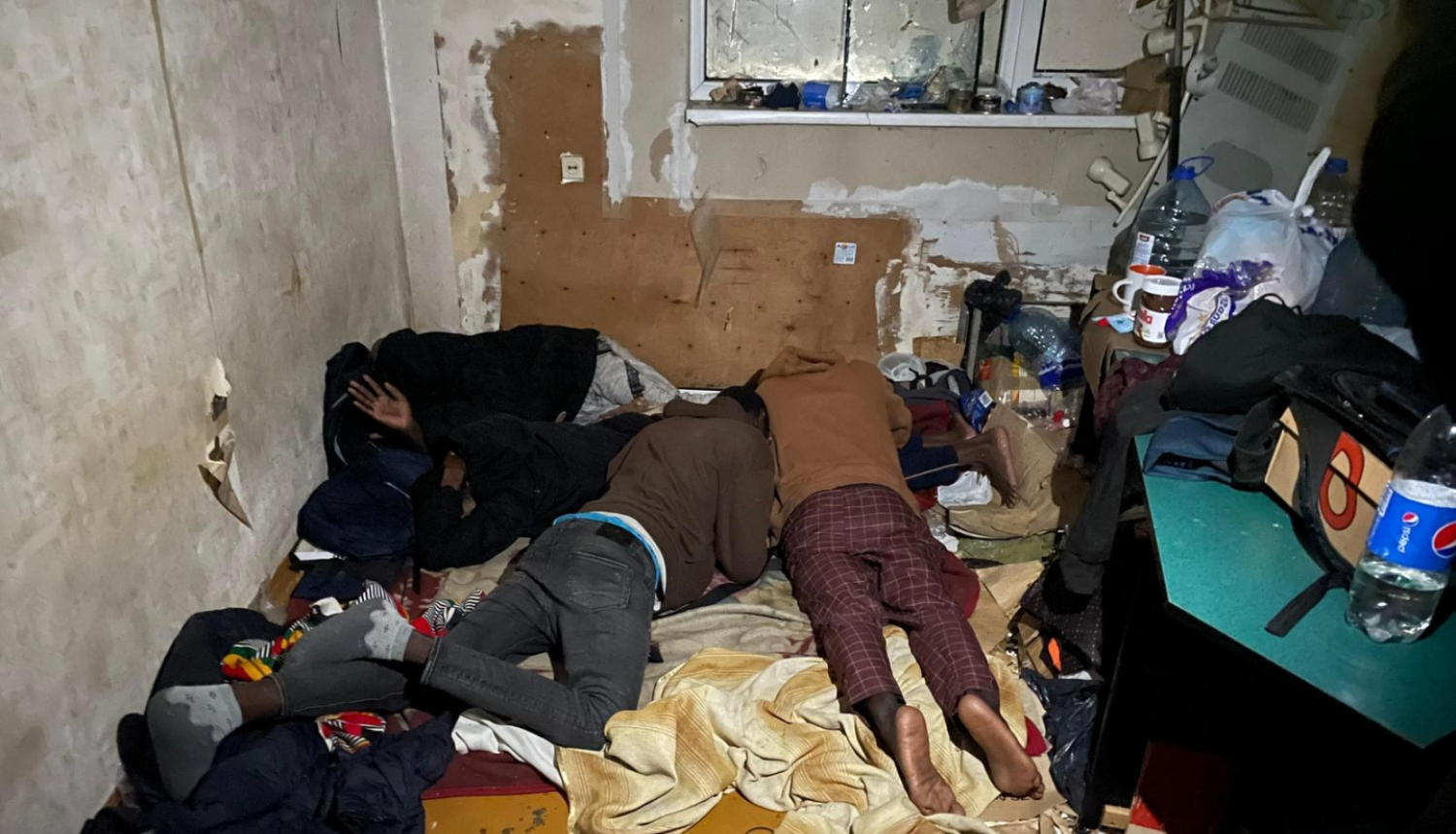 FOTO: Nelegālie migranti kādā mājā Latvijā