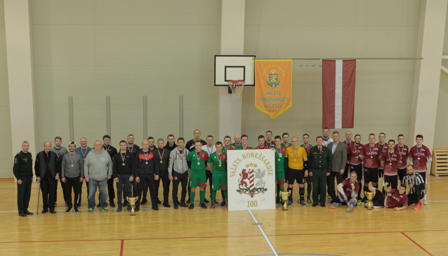 FOTO: Iekšlietu ministrijas čempionāta sacensībU futbolā dalībnieku kopbilde