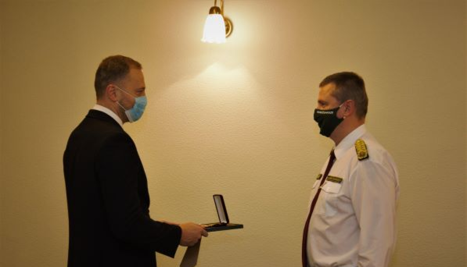 FOTO: IeM ministrs pasniedz VRS priekšniekam apbalvojumu