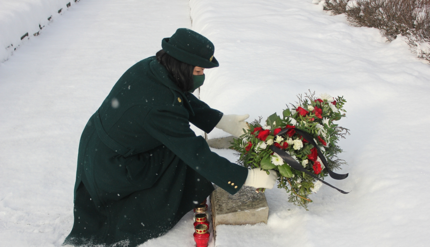 FOTO: Robežsargs liek ziedus pie Bolšteina kapa