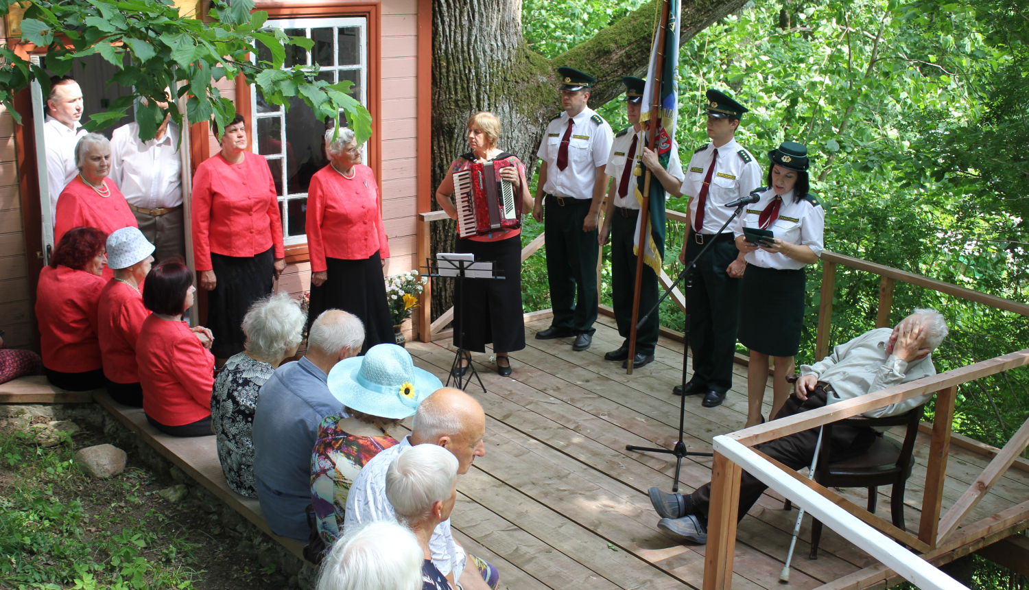 FOTO: Robežsargi un viesi pie ģenerāļa Bolšteina atpūtas namiņa