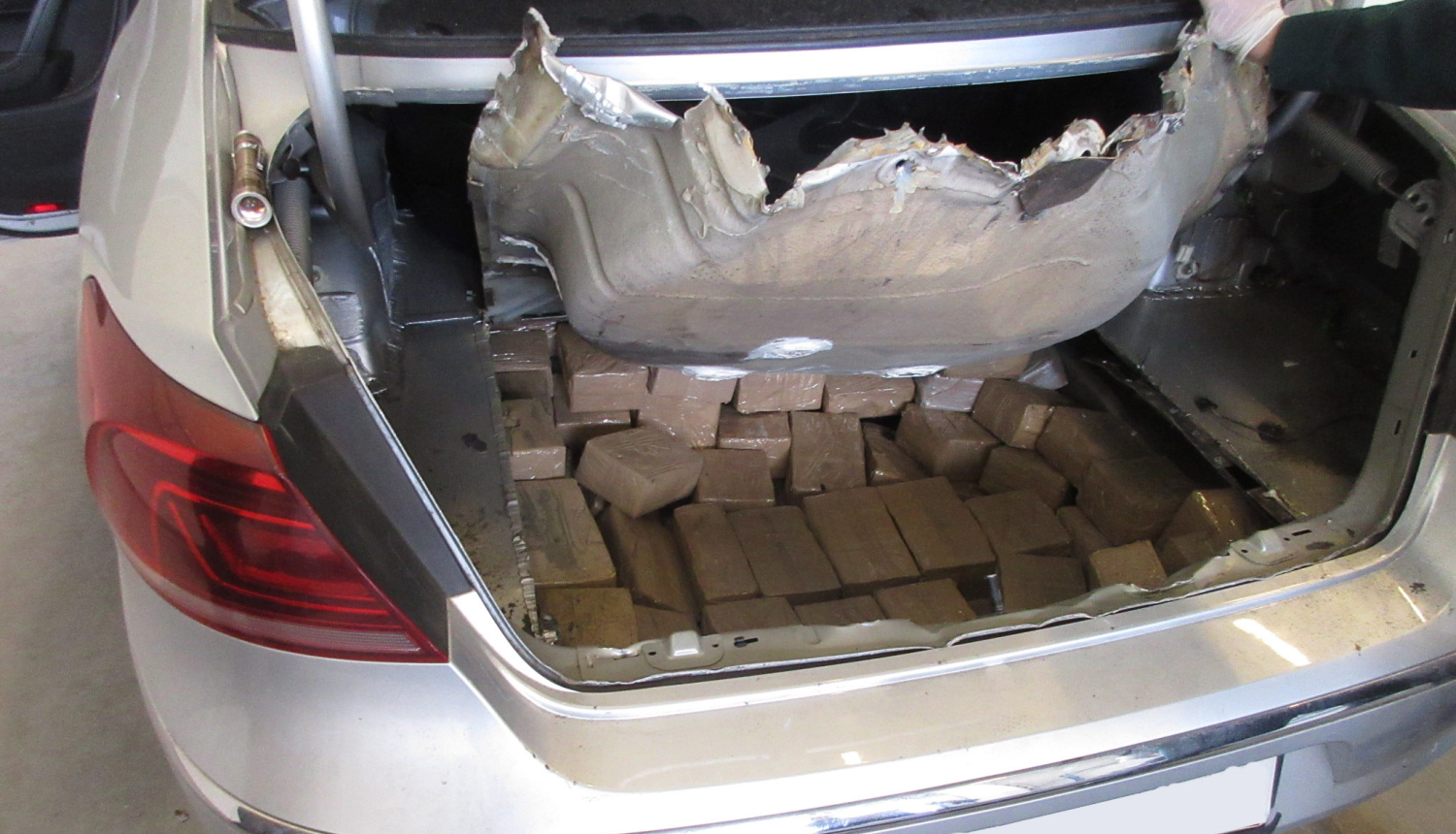 Foto: atrastas narkotikas paslēptas mašīnā