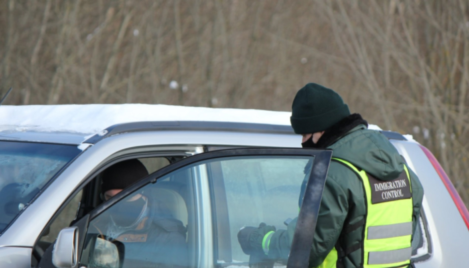 FOTO: Robežsargs veic imigrācijas kontroli