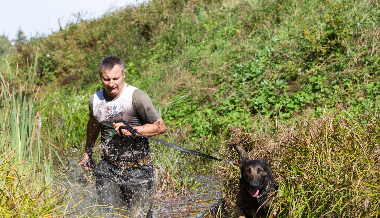 FOTO:  Robežsargs ar suni piedalās Starptautiskās kinologu biatlona sacensībās