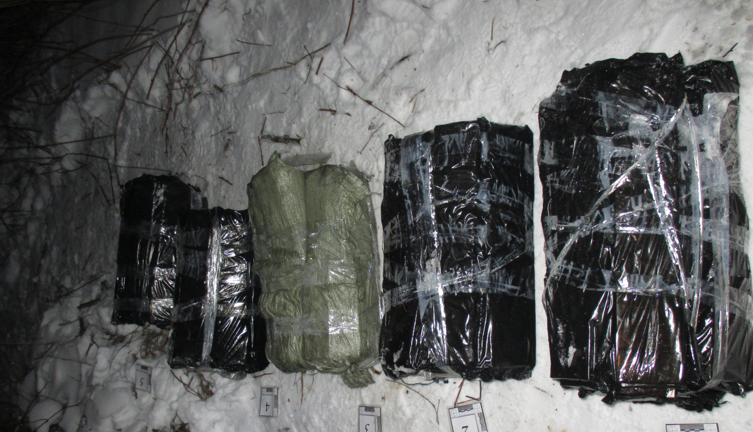 Foto: Kontrabandas cigaretes saiņos