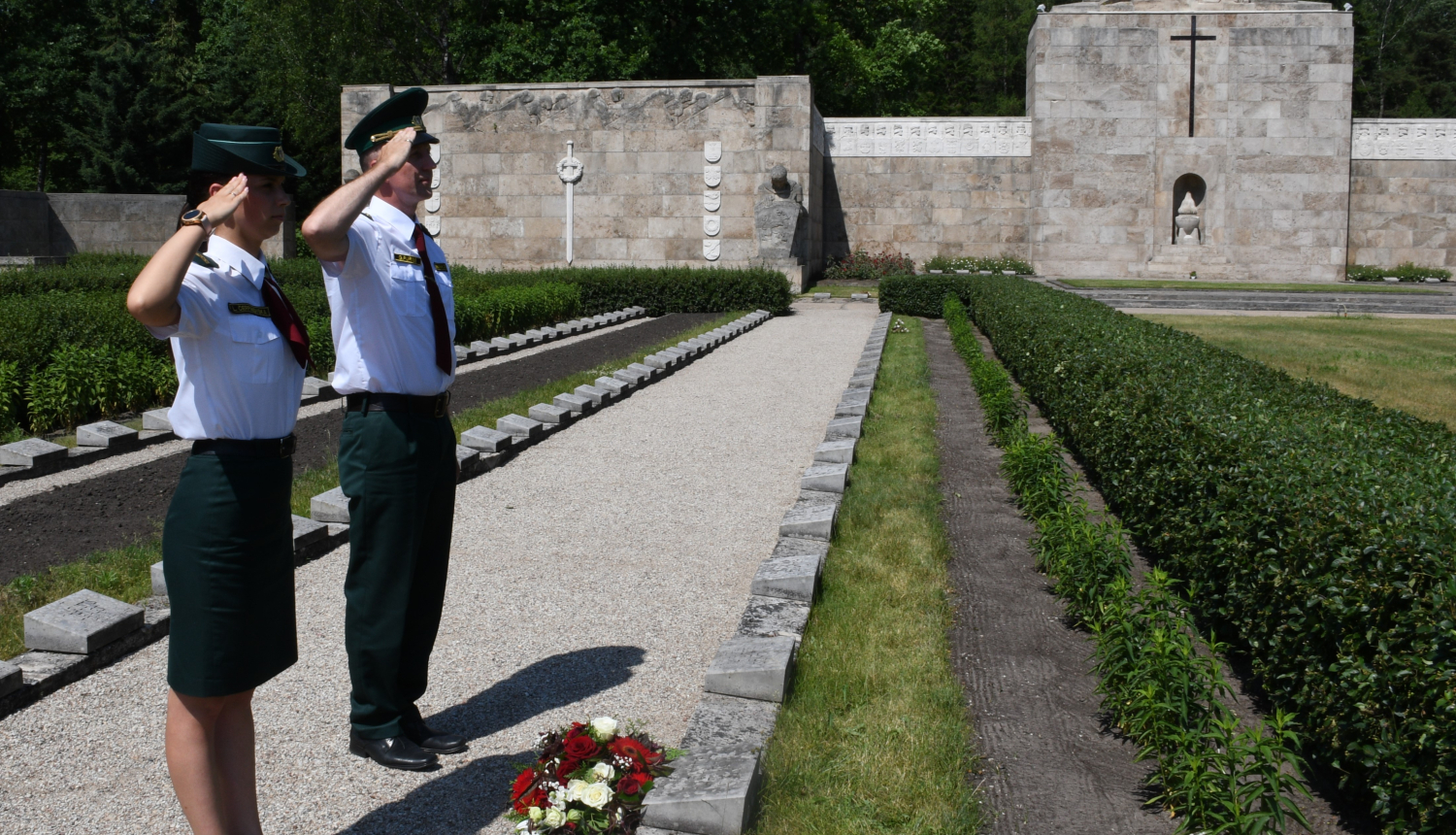 FOTO: Robežsargi pie ģenerāļa Bolšteina kapa