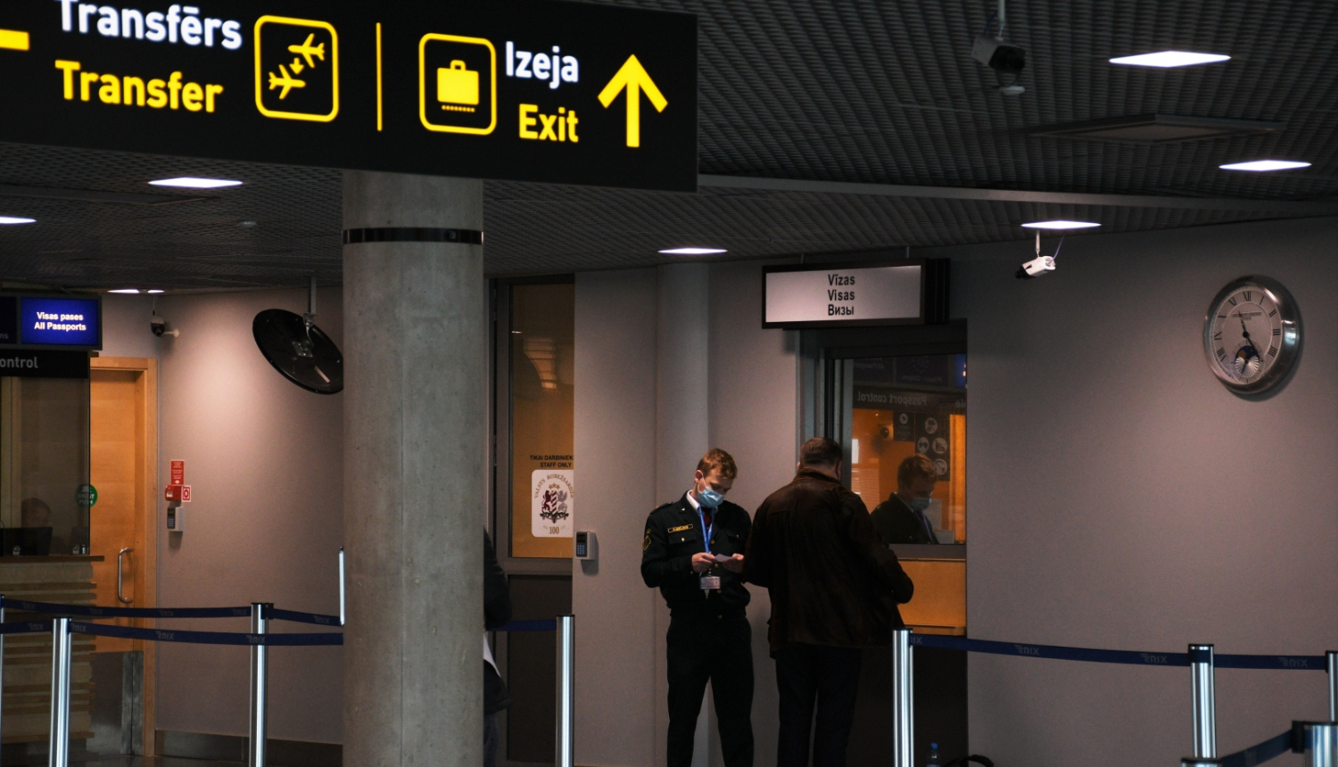 FOTO: Robežsargs lidostā