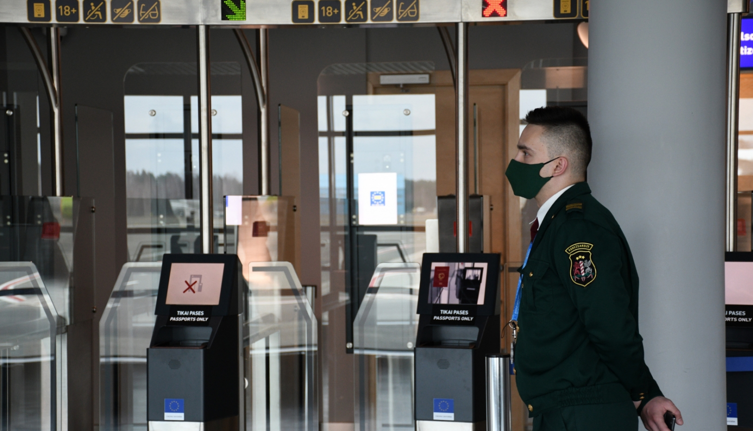 FOTO: Robežsargs lidostā