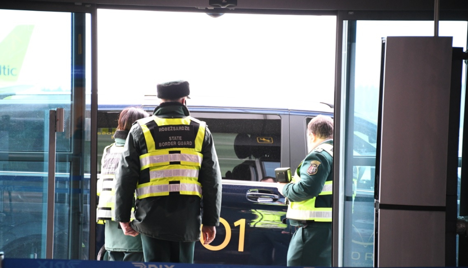 FOTO: Robežsargu mugura ar uzrakstu robežsardze