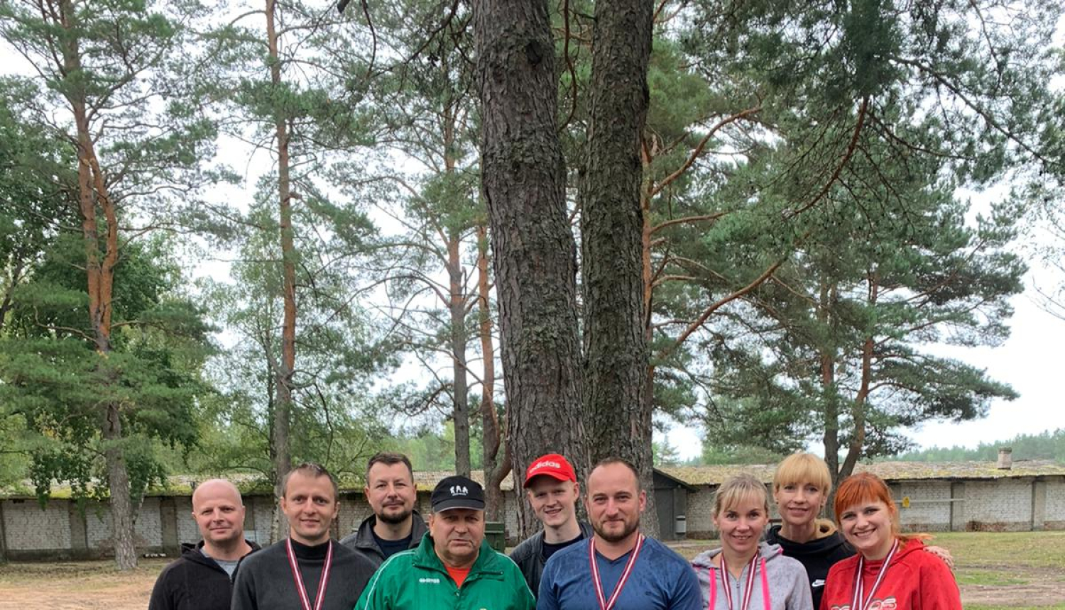 FOTO: Latvijas čempionāta lietišķajā šaušanā dalībnieku kopbilde
