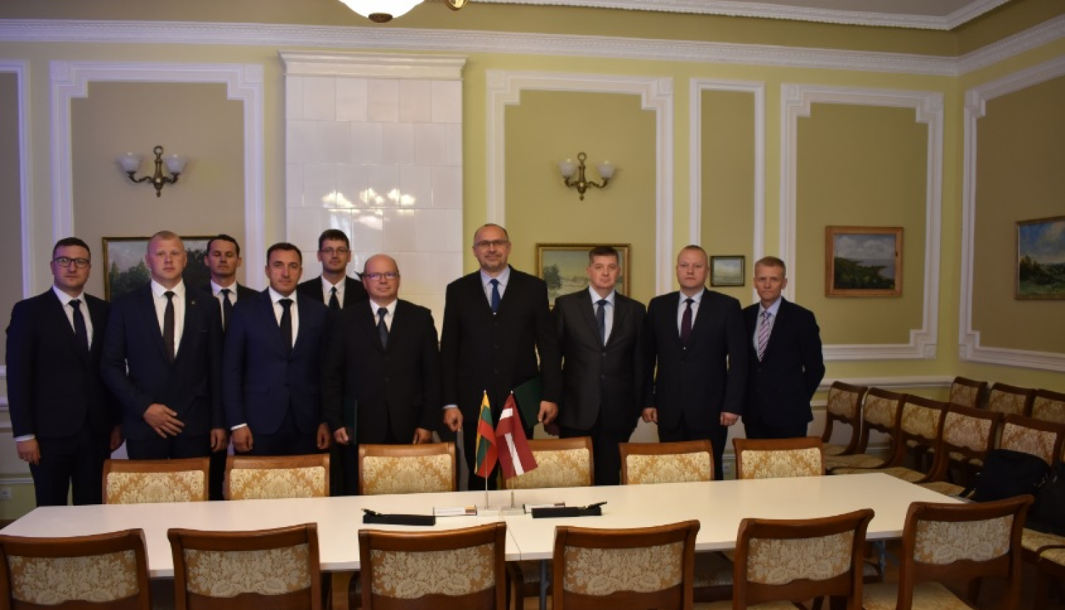 FOTO: Latvijas un Lietuvas Republikas robežas pilnvarotie pārstāvji kopbildē