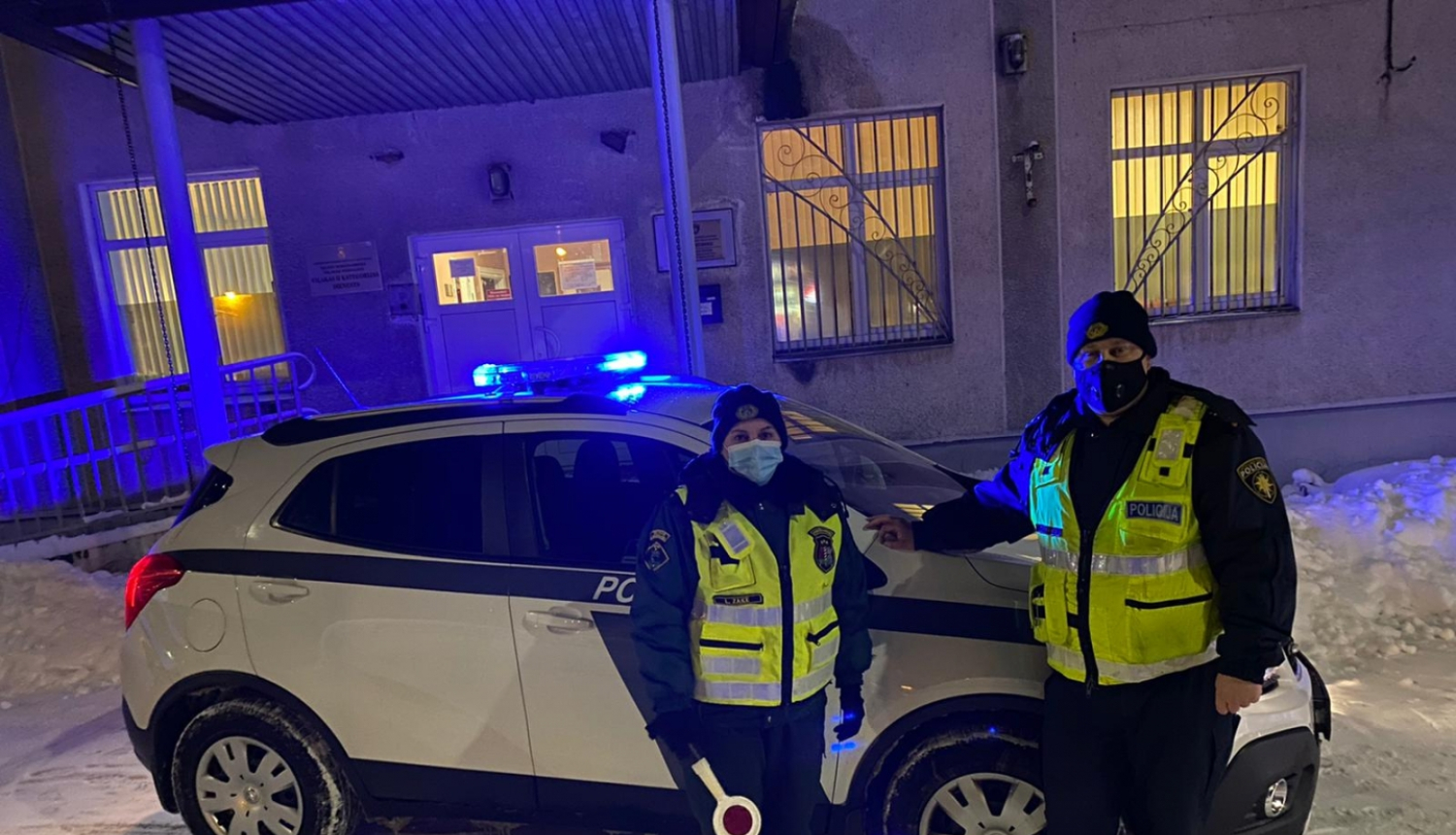 FOTO: Robežsargs un policists mājsēdes kontrolē