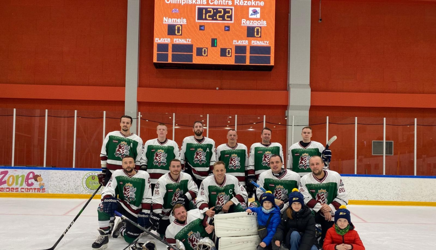 FOTO: Hokeja dalībnieku kopbilde