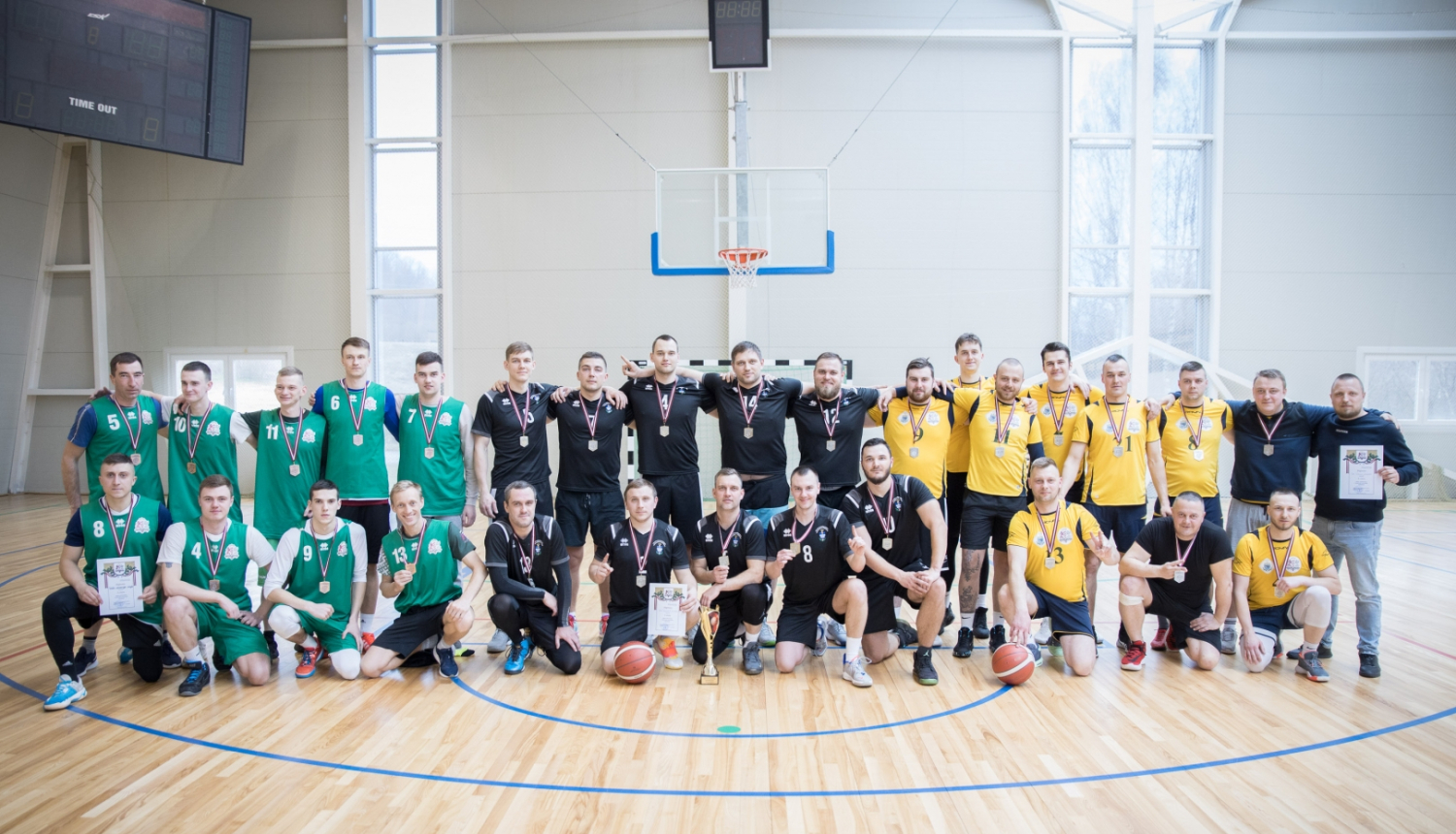 FOTO: Robežsargi spēlē basketbolu