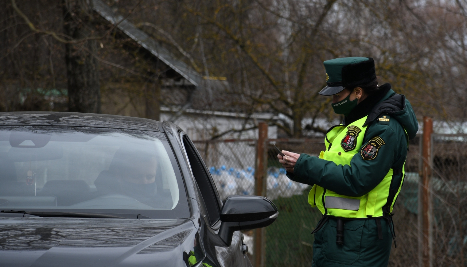 FOTO: Robežsargi veic imigrācijas kontroli