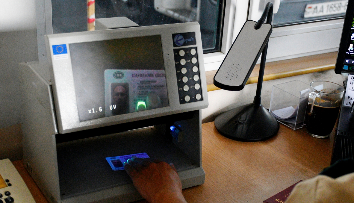 Robežsargi aiztur divas personas ar viltotiem dokumentiem