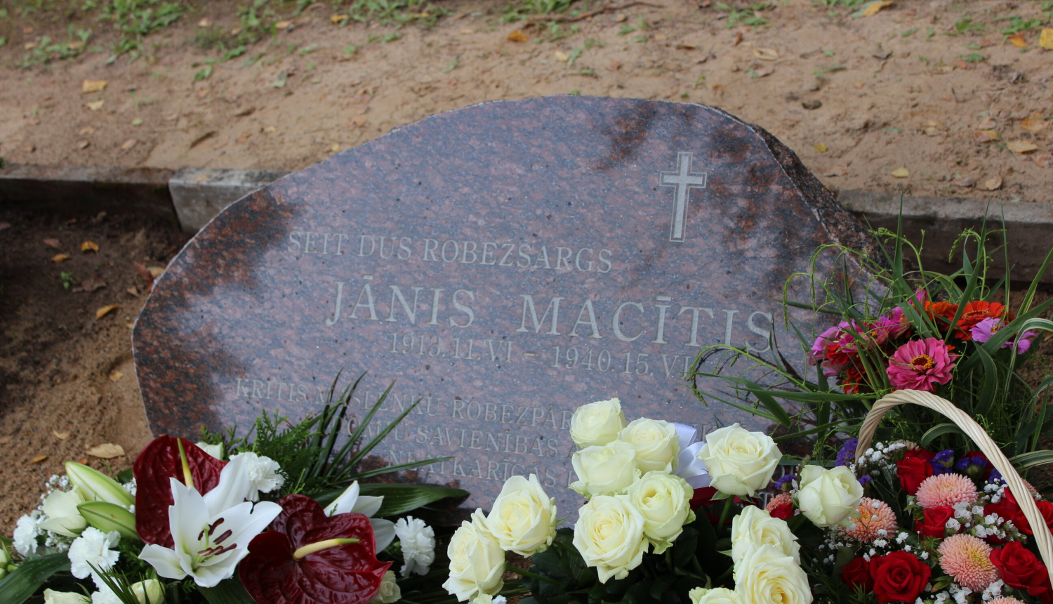 FOTO: Piemiņas pasākums Elku kapos