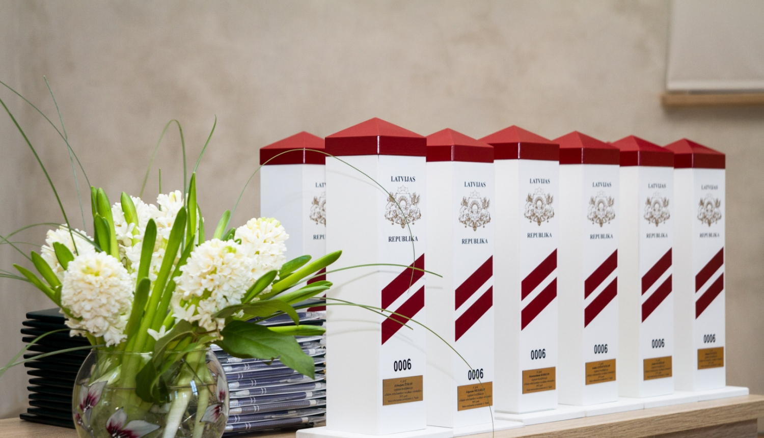 FOTO: robežstabi uz svētku galda