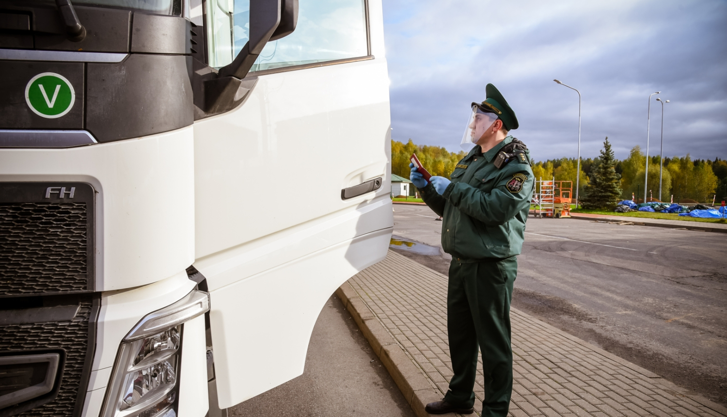 FOTO: Robežsargs pārbauda kravas šofera dokumentus