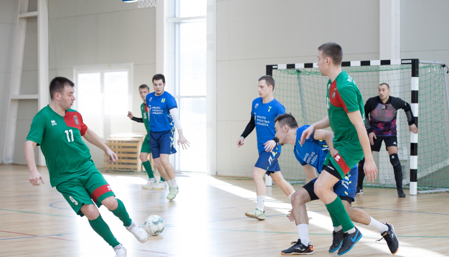 FOTO: Robežsargi spēlē futbolu