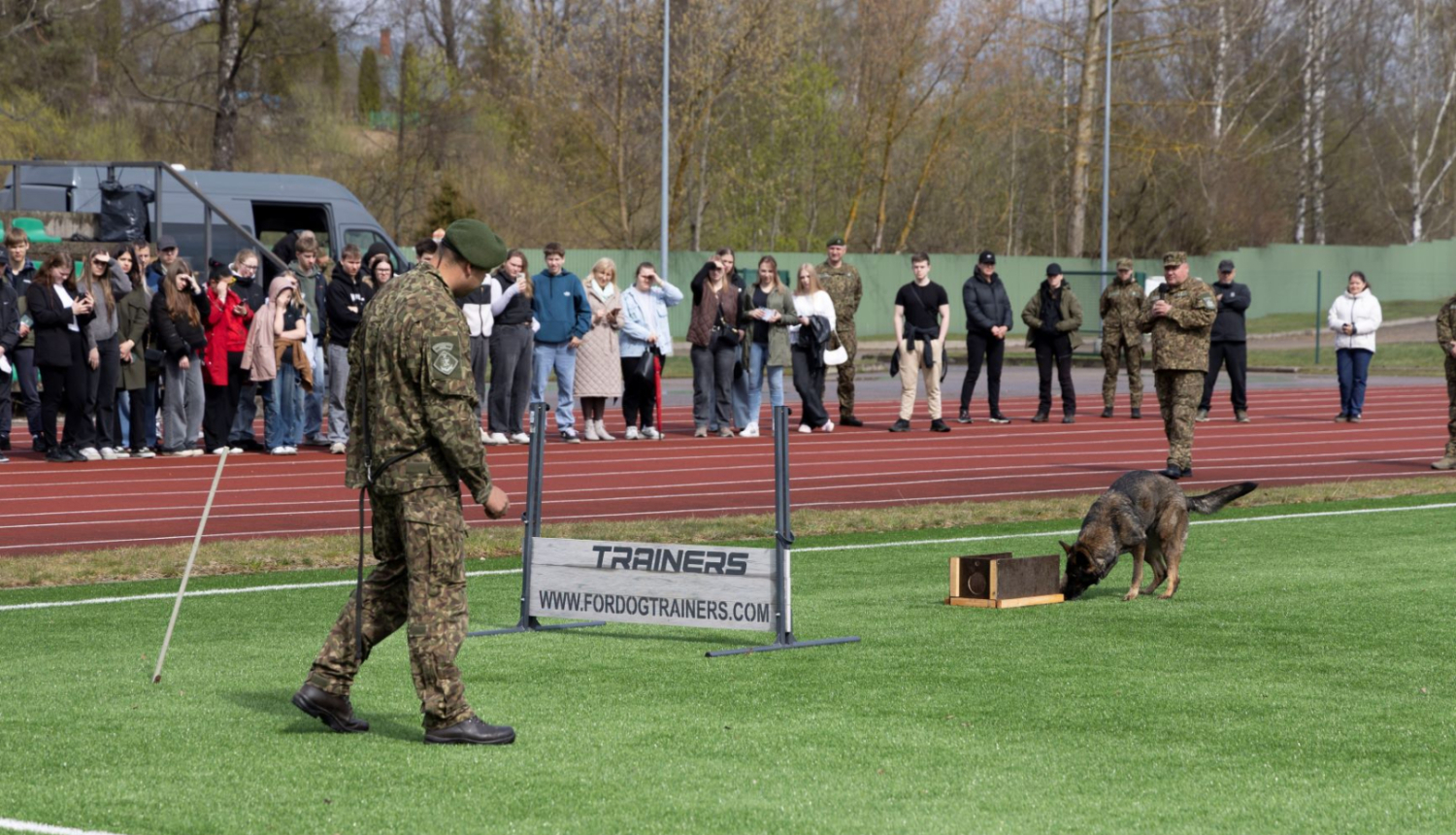 FOTO: Kinologs ar suni