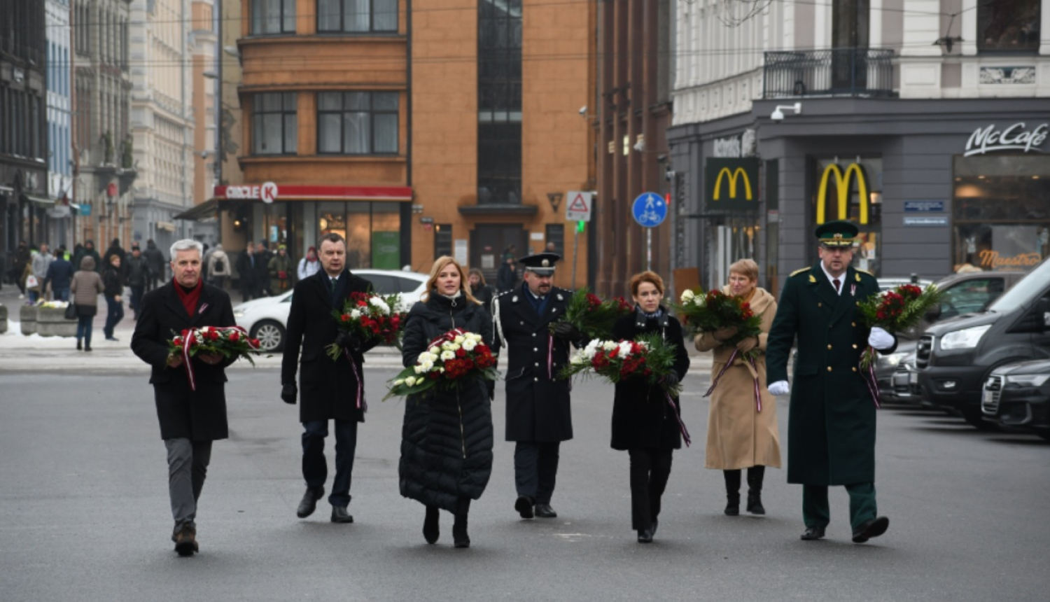 FOTO: VRS atjaunošanai veltītā ziedu nolikšanas ceremonija