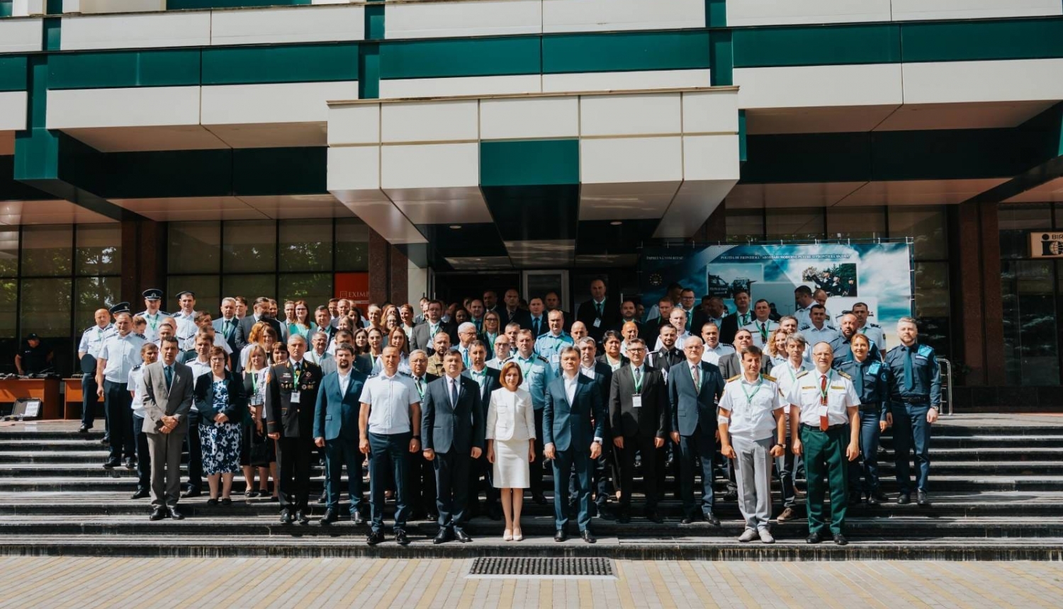 FOTO: VRS pārstāvji Moldovas 32. gadaddienai veltītās konfereces dalībnieku kopbildē