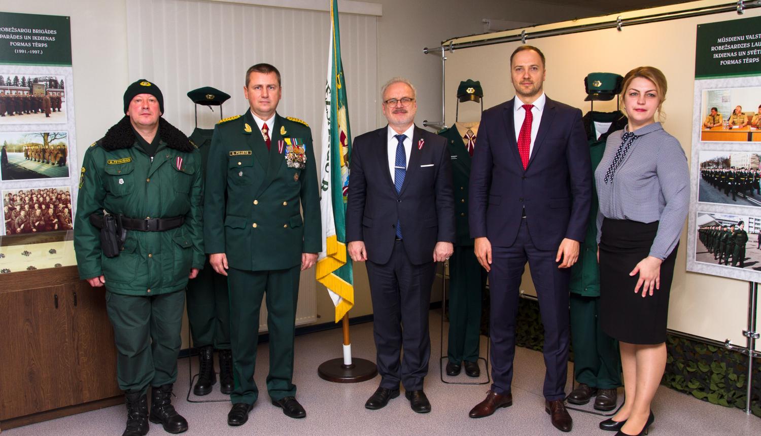 FOTO: Valsts prezidents Egils Levits, Iekšlietu ministrs Sandis Ģirģens, Valsts robežsardzes priekšnieks ģenerālis Guntis Pujāts un VRK direktors Valsts robežsardzes koledžā