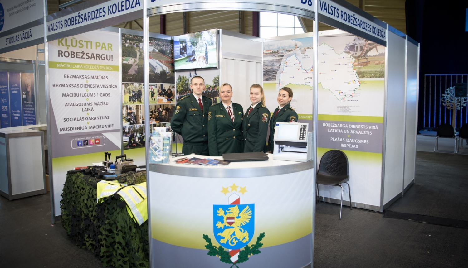 FOTO: Valsts robežsardzes koledžas pārstāvji informē par mācību iespējām Valsts robežsardzes koledžā