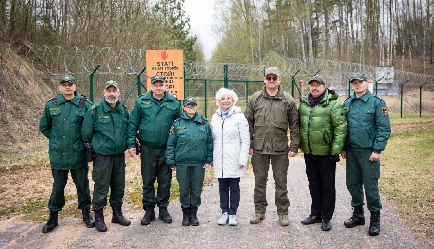 FOTO: Saeimas priekšsēdētāja ar robežsargiem uz robežas