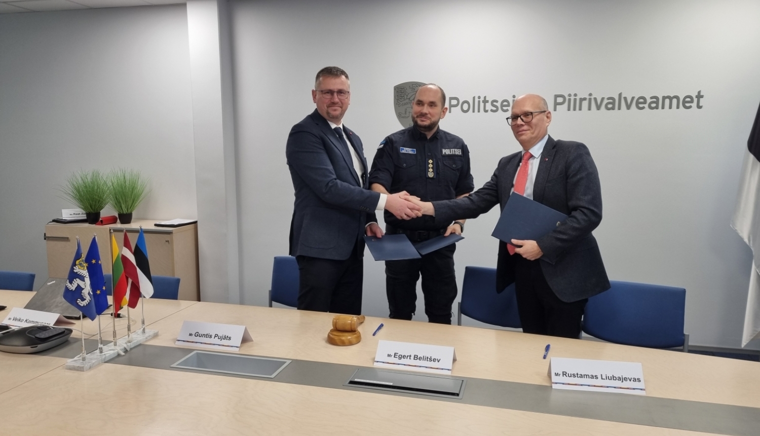 FOTO:  Igaunijas, Latvijas un Lietuvas robežapsardzības iestāžu priekšnieku tikšanās rokasspiediens