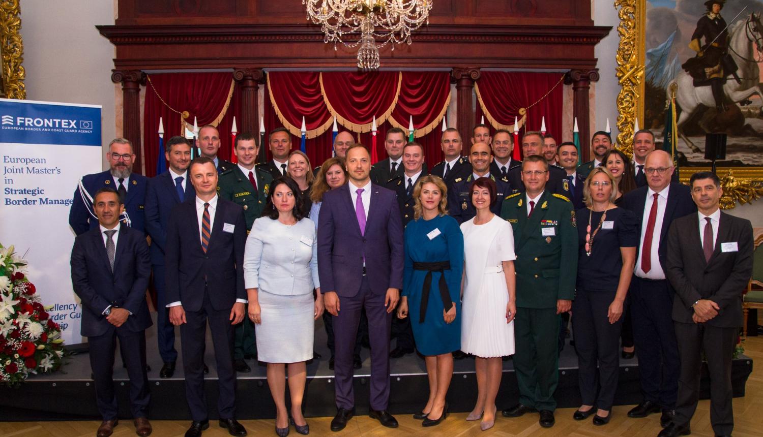 FOTO: Eiropas kopīgās maģistra studiju programmas absolventu izlaiduma kopbilde