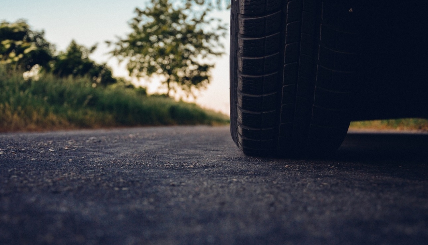 FOTO: Ceļš un auto riepa