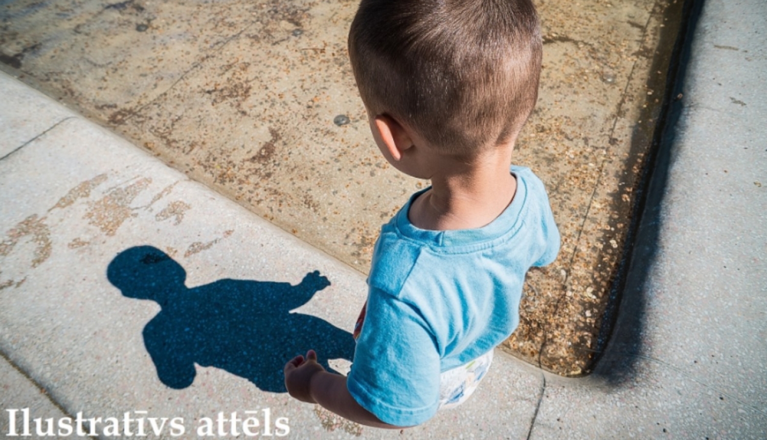 FOTO: Bērns no mugurpuses