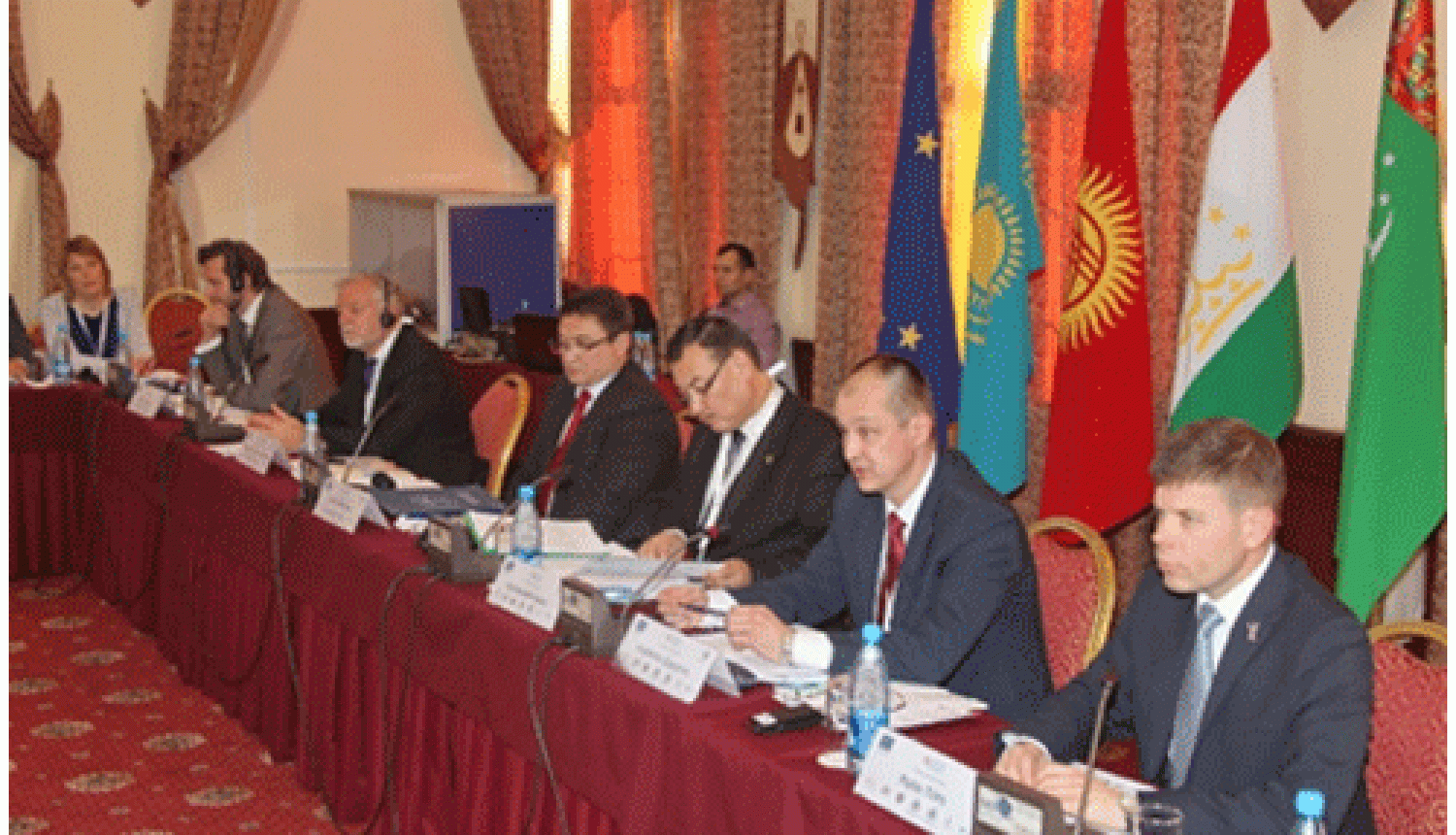 FOTO: Bomca dalībnieki pie galda