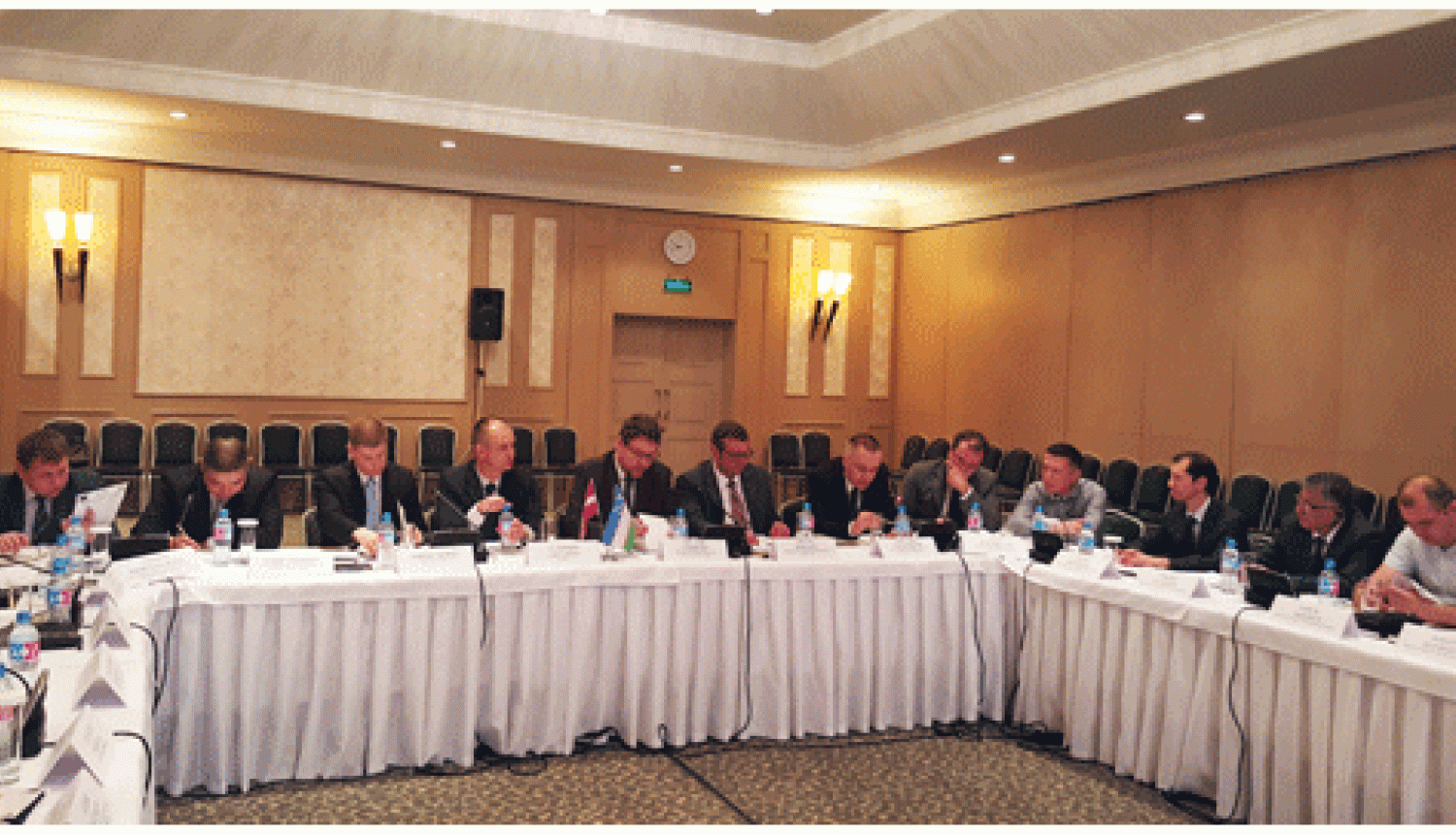 FOTO: Bomca dalībnieki pie galda