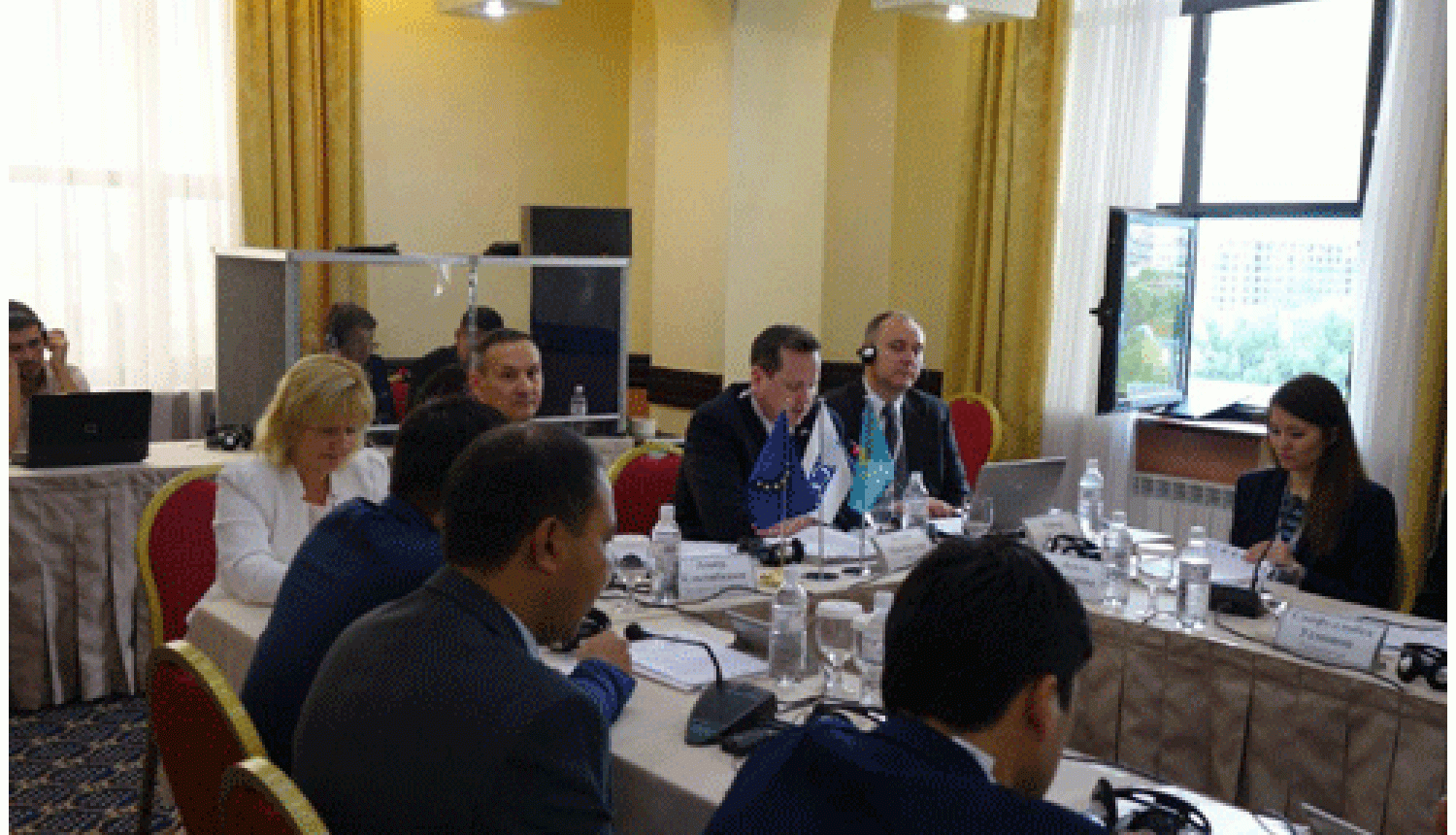 FOTO: Bomca dalībnieki sanāksmē pie galda