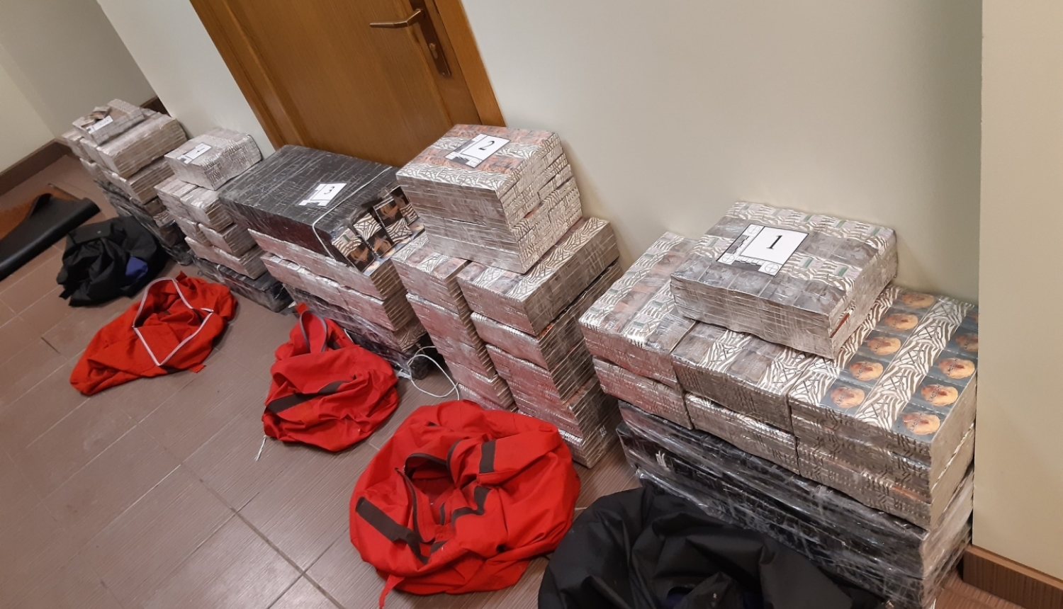 FOTO: Kontrabandas cigaretes