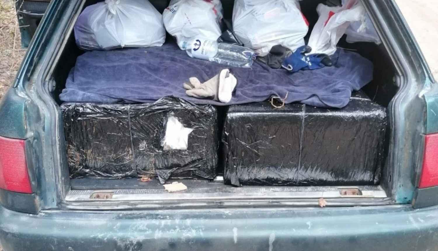 FOTO: Kontrabandas cigaretes automašīnā