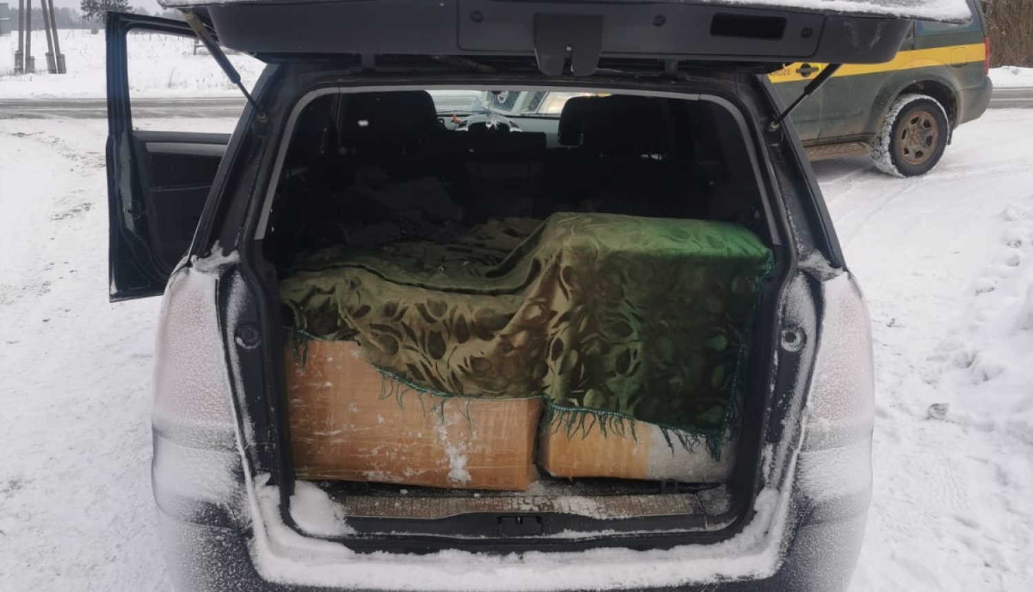 FOTO: Kontrabandas cigaretes automašīnā
