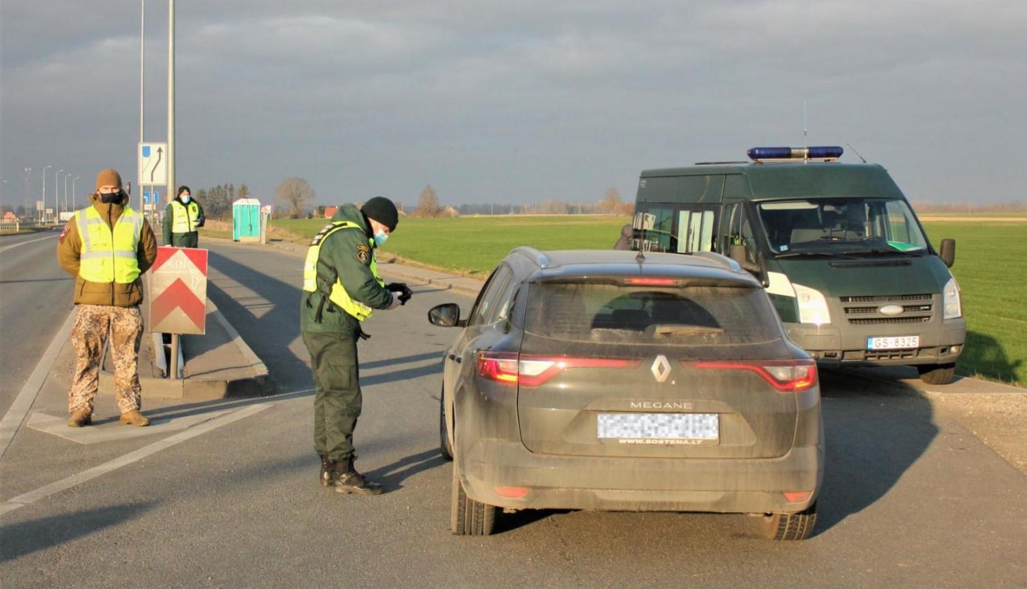 FOTO: Robežsargs pārbauda covidpass