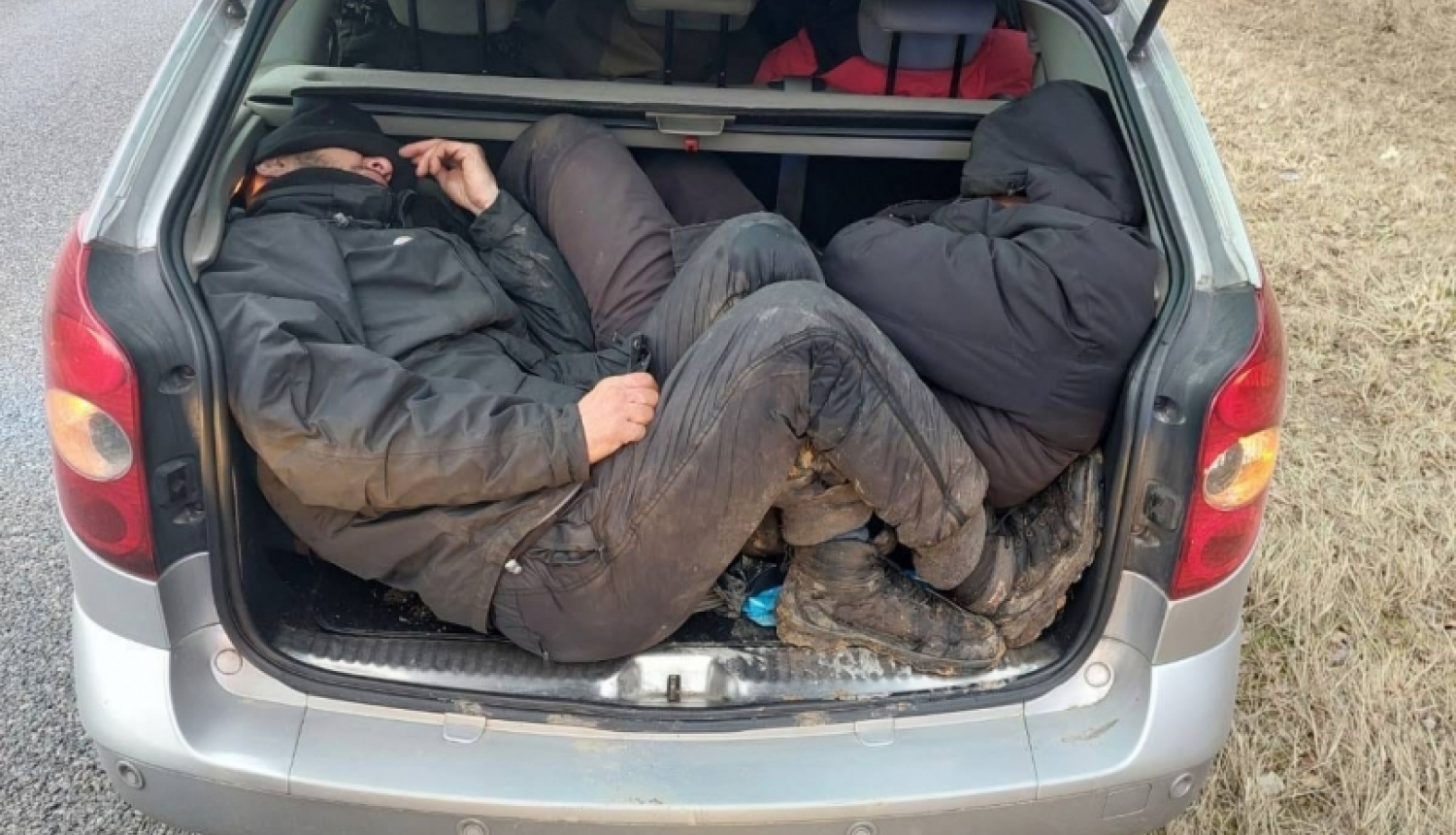 FOTO: Migranti automašīnas bagāžniekā