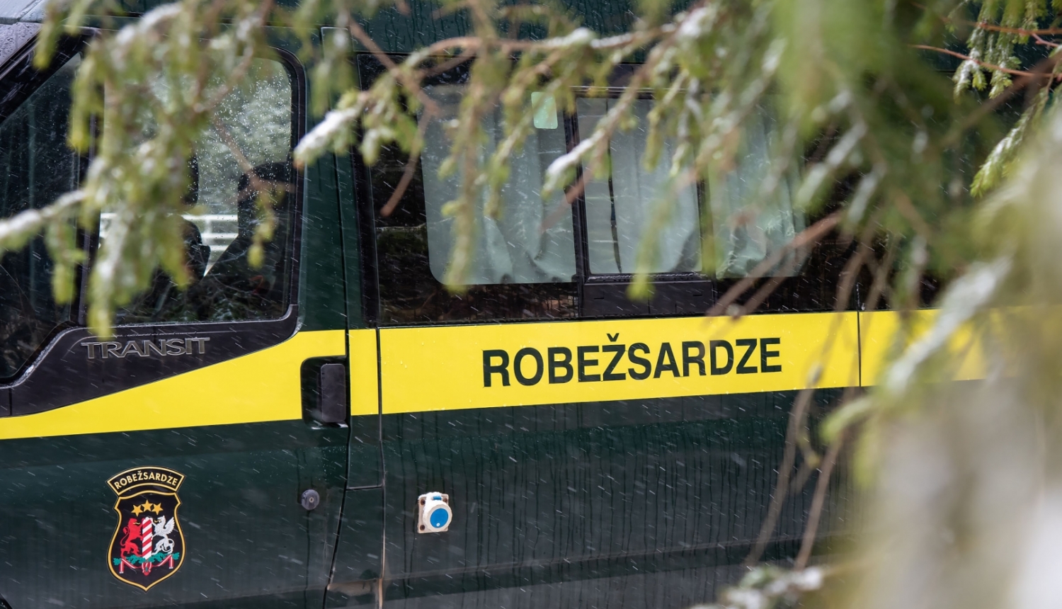 FOTO: Uzraksts Robežsadze uz mikroautobusa