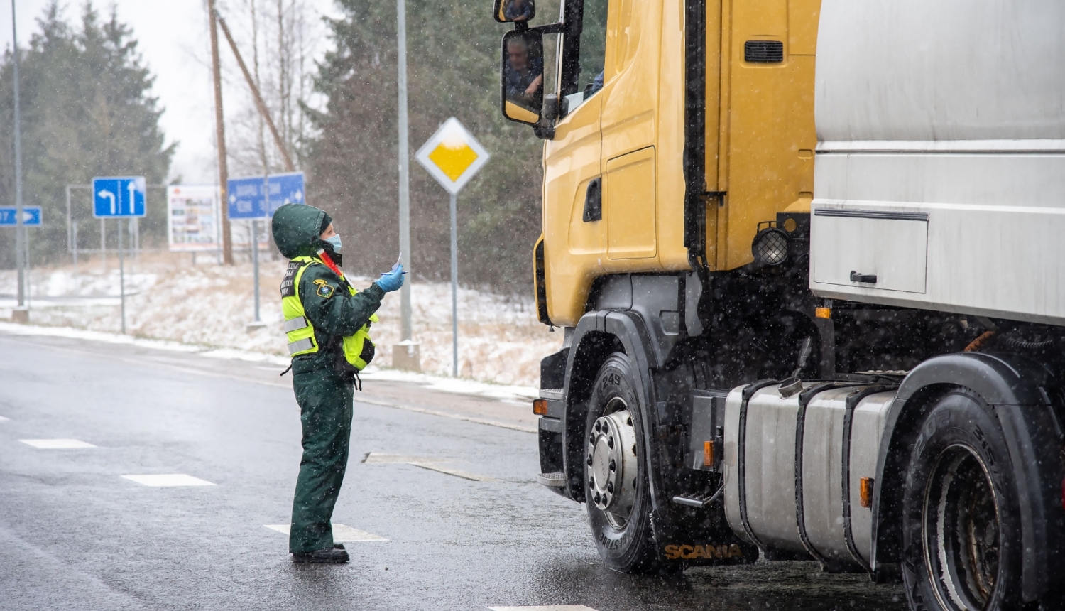 FOTO: Robežsargs pārbauda kravas auto šofera dokumentus