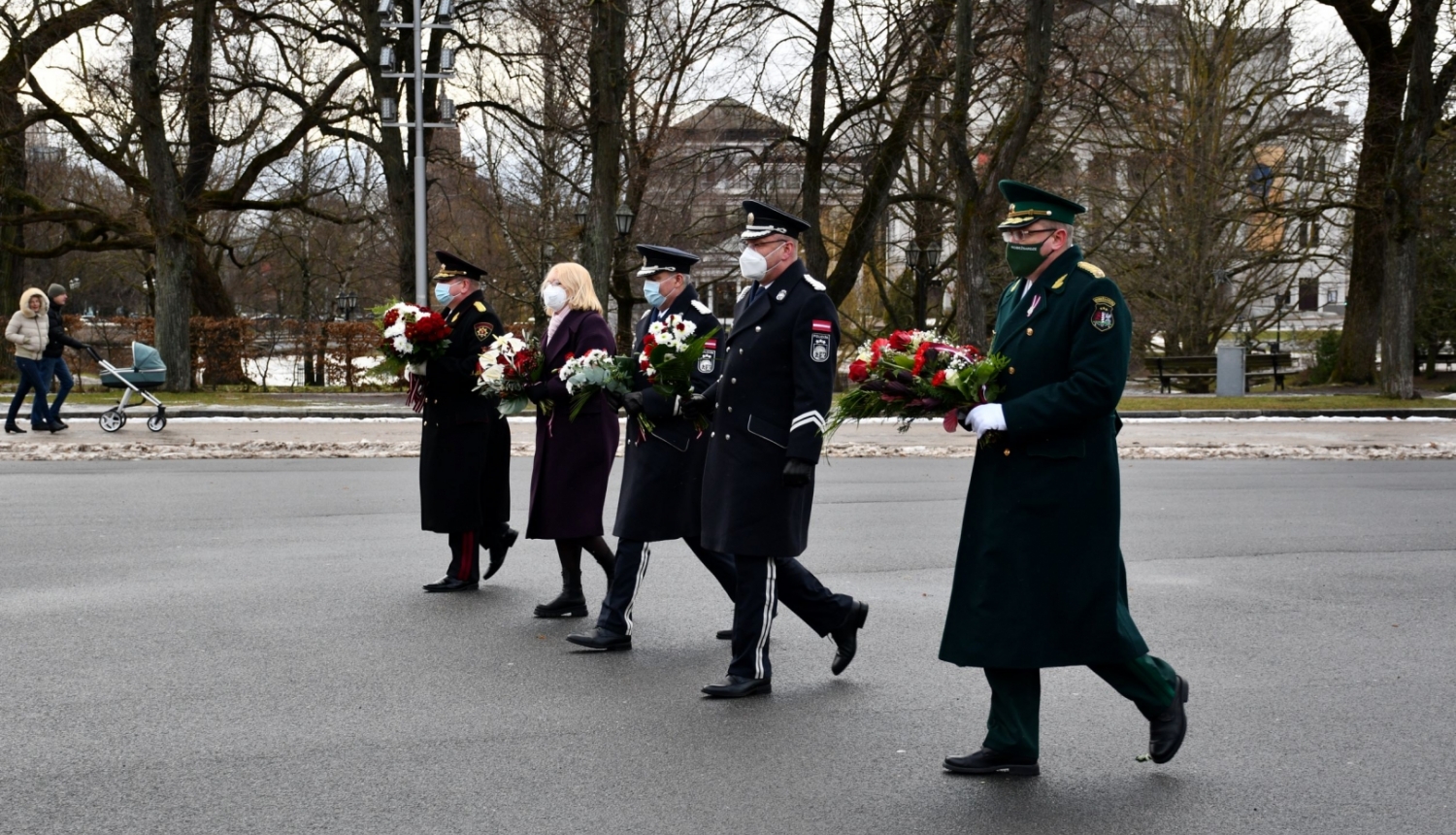 FOTO: Ziedu nolikšana par godu 1991. gada barikāžu aizstāvju atceres dienai