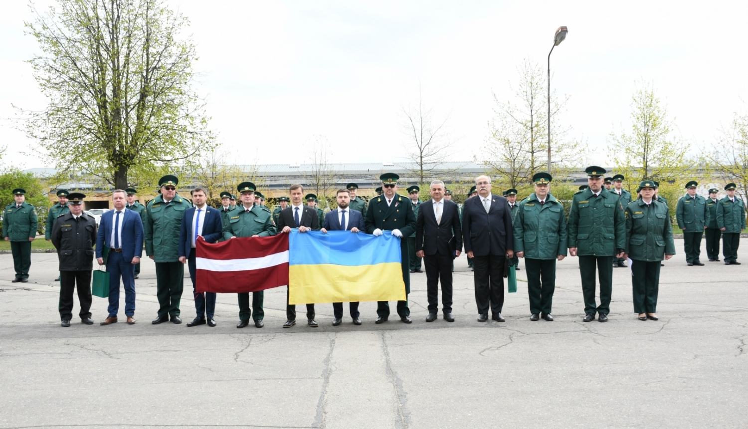 Valsts robežsardzei nodot Hersonas okupācijas laikā nosargāto Latvijas karogu