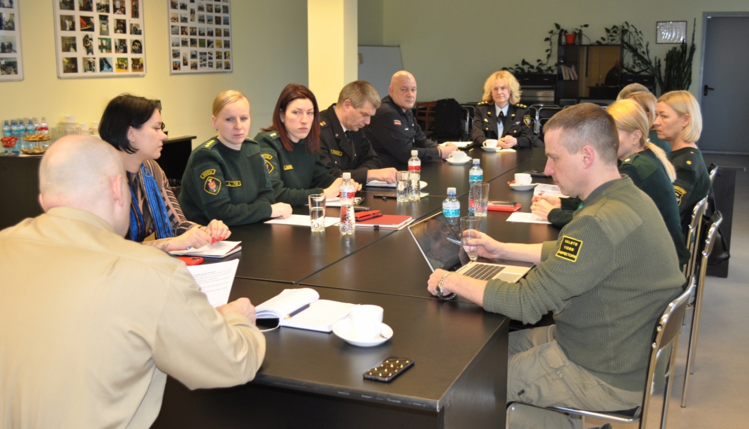 FOTO: sadarbības reģionālās grupas sēdes dalībnieki pie galda