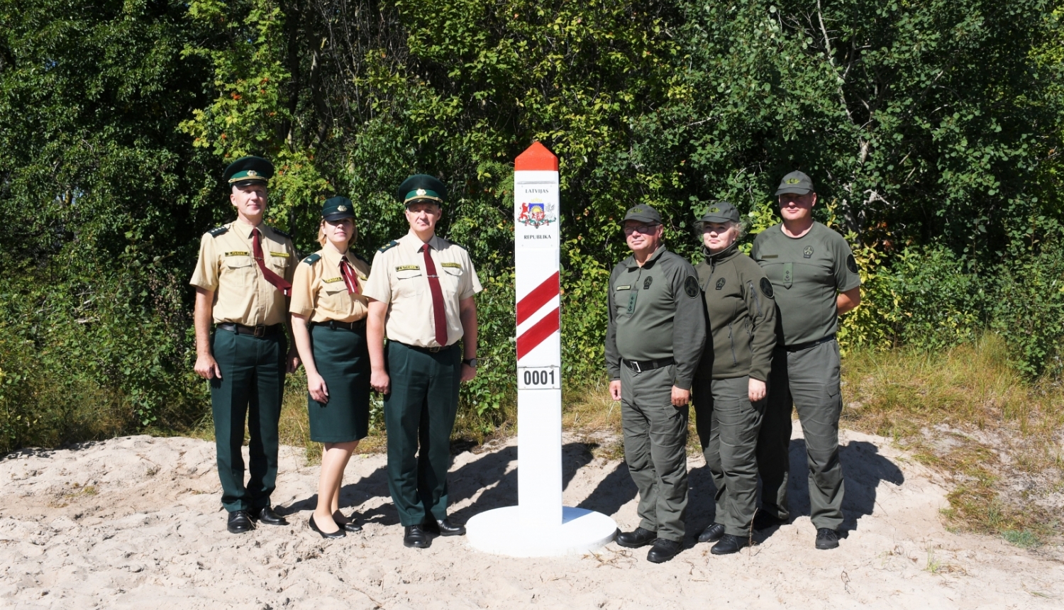 Tiek uzstādīta atjaunotā Latvijas un Lietuvas robežzīme