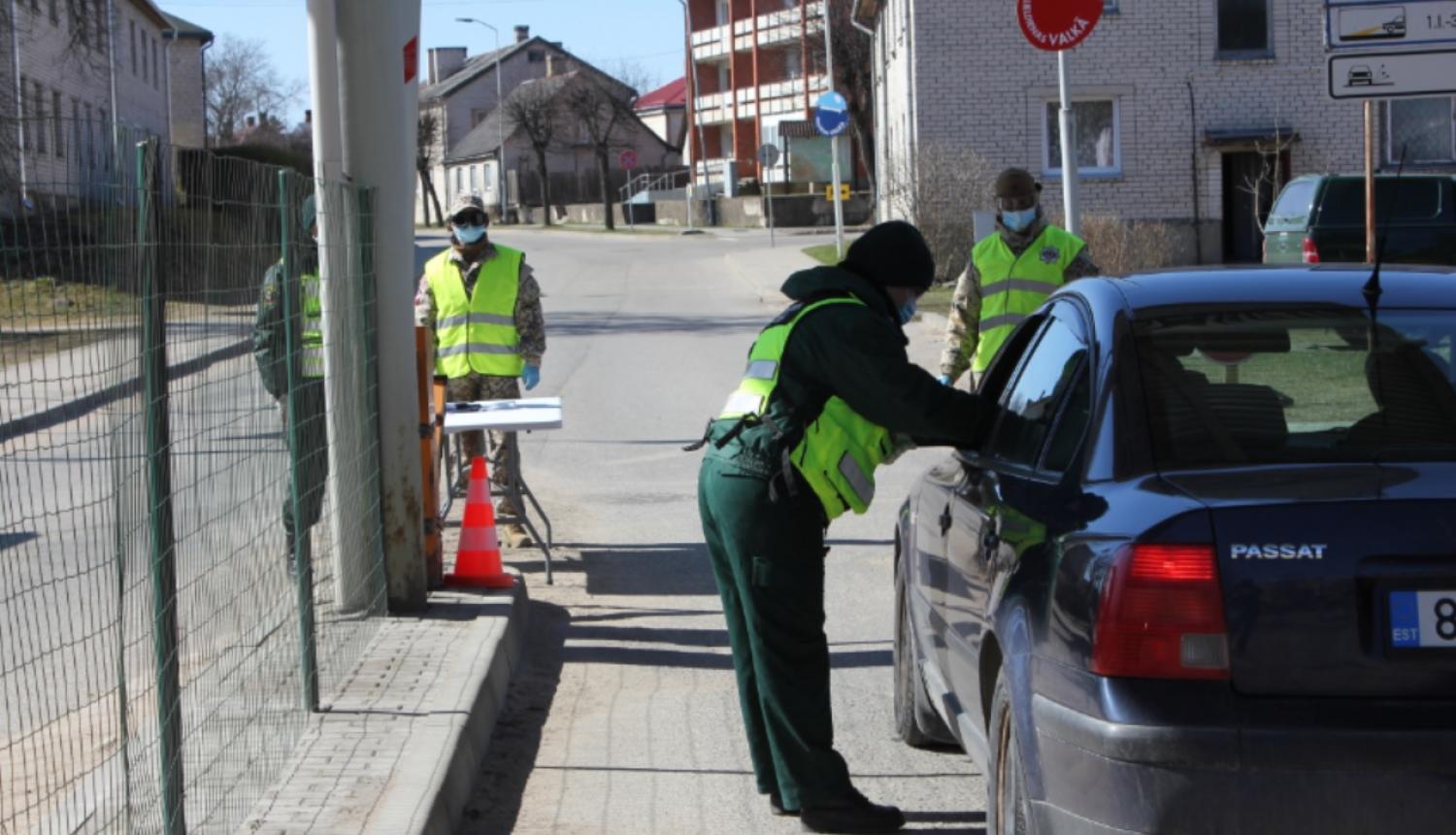 FOTO: Robežsargi veic imigrācijas kontroli